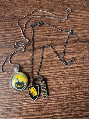 Hufflepuff Crest Necklace Set in Yellow & Black